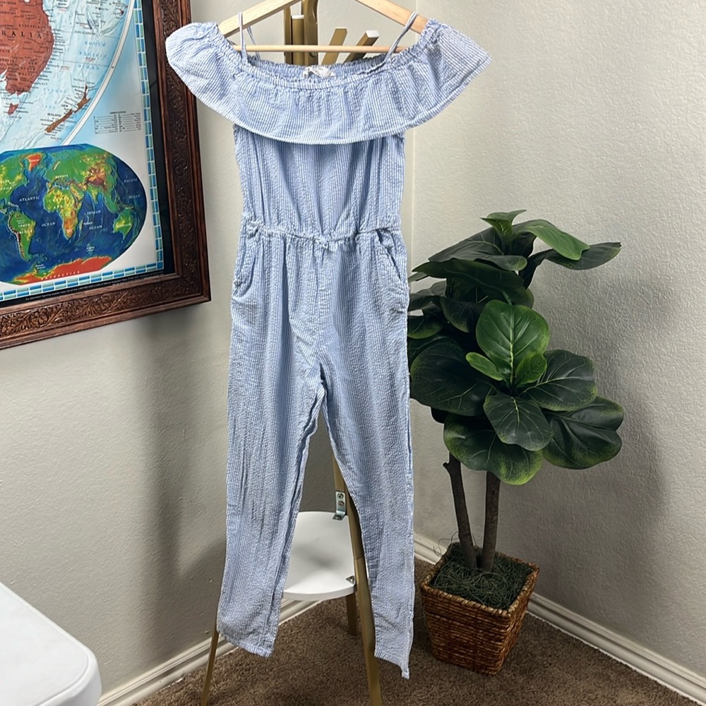H&M girls seersucker jumpsuit. Pockets and elastic band at waist. US 10